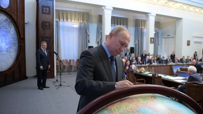 Президент РФ Владимир Путин оставил автограф на глобусе русского первенства после одиннадцатого заседания попечительского совета РГО в штаб-квартире Русского географического общества в Санкт-Петербурге. 23 апреля 2019 Президент РФ Владимир Путин оставил автограф на глобусе русского первенства после одиннадцатого заседания попечительского совета РГО в штаб-квартире Русского географического общества в Санкт-Петербурге. 23 апреля 2019