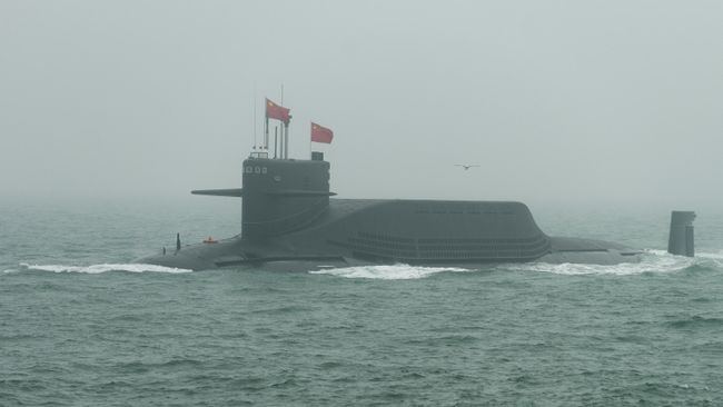 Китайская подводная лодка на военном параде в Циндао. 23 апреля 2019 Китайская подводная лодка на военном параде в Циндао. 23 апреля 2019