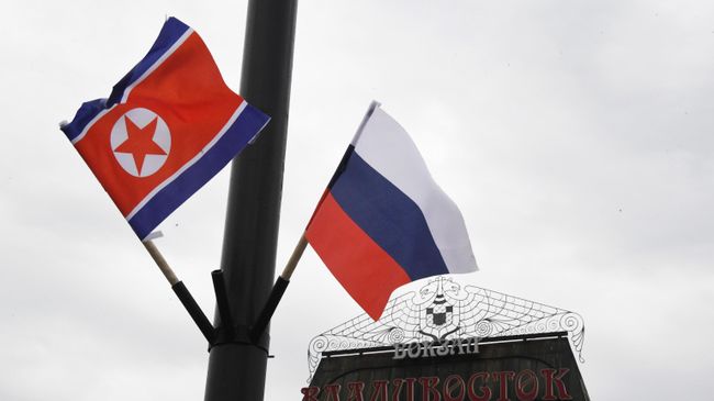 Флаги России и КНДР на железнодорожном вокзале