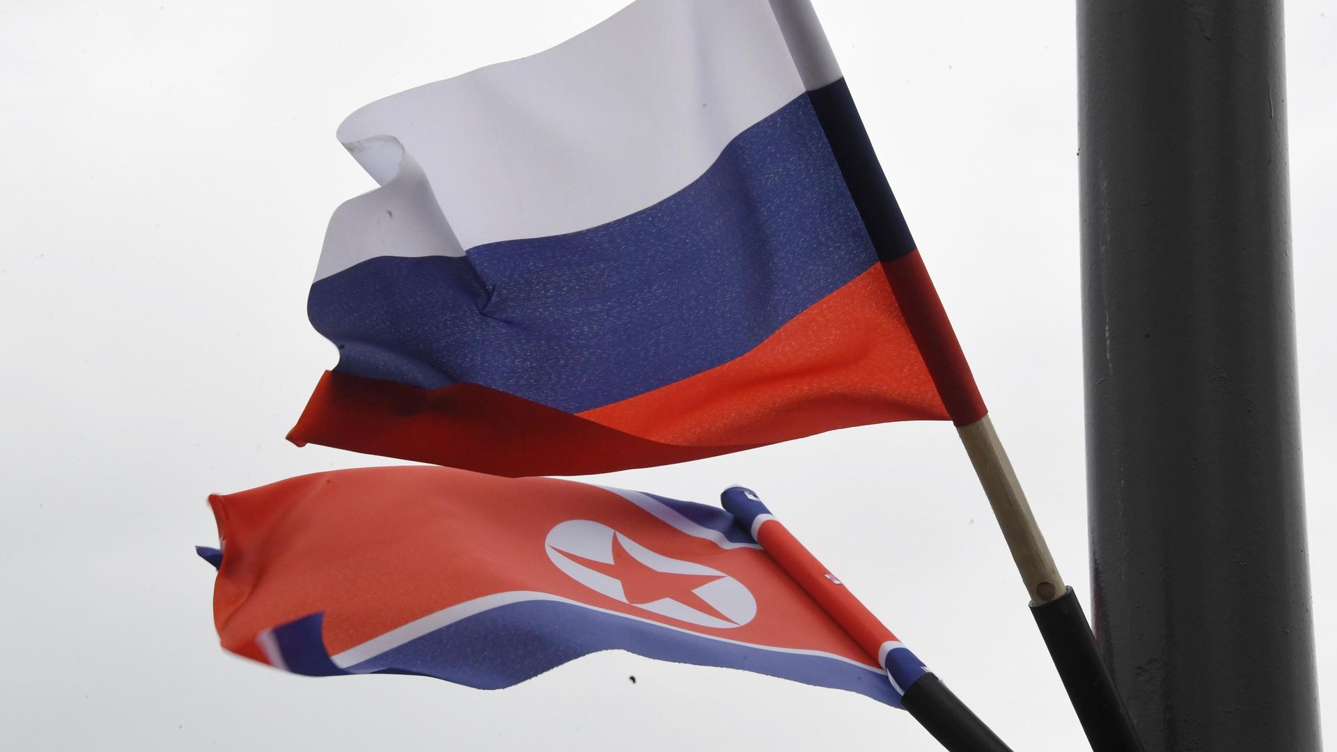 Флаги России и КНДР на железнодорожном вокзале Владивостока, куда прибудет поезд председателя КНДР Ким Чен Ына Флаги России и КНДР на железнодорожном вокзале Владивостока, куда прибудет поезд председателя КНДР Ким Чен Ына - РИА Новости, 1920, 14.08.2025