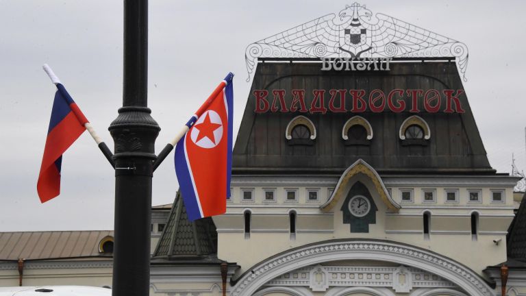 Флаги России и КНДР на железнодорожном вокзале Владивостока, куда прибудет поезд председателя КНДР Ким Чен Ына