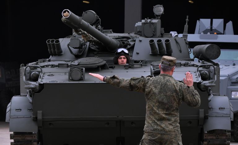 Боевая машина пехоты БМП-3, которую доставили в Москву с полигона Алабино для участия в параде Победы на Красной площади 9 мая Боевая машина пехоты БМП-3, которую доставили в Москву с полигона Алабино для участия в параде Победы на Красной площади 9 мая