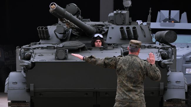 Боевая машина пехоты БМП-3, которую доставили в Москву с полигона Алабино для участия в параде Победы на Красной площади 9 мая Боевая машина пехоты БМП-3, которую доставили в Москву с полигона Алабино для участия в параде Победы на Красной площади 9 мая