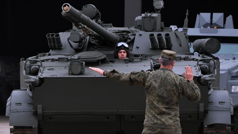 Боевая машина пехоты БМП-3, которую доставили в Москву с полигона Алабино для участия в параде Победы на Красной площади 9 мая Боевая машина пехоты БМП-3, которую доставили в Москву с полигона Алабино для участия в параде Победы на Красной площади 9 мая