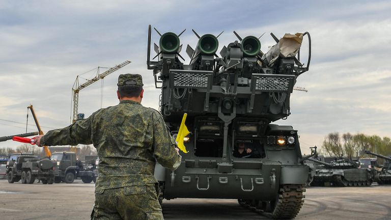 Военная техника, которую доставили в Москву с полигона Алабино для участия в параде Победы на Красной площади 9 мая. В центре: зенитно-ракетный комплекс Бук-М2 Военная техника, которую доставили в Москву с полигона Алабино для участия в параде Победы на Красной площади 9 мая. В центре: зенитно-ракетный комплекс Бук-М2