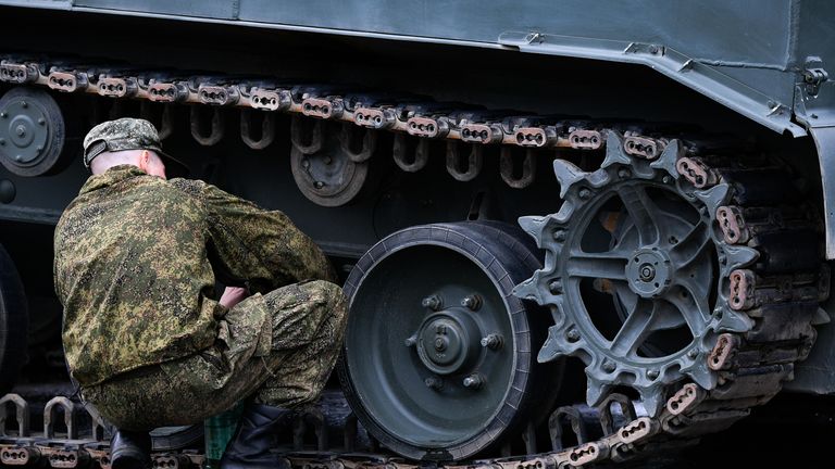 Подготовка военной техники, которую доставили в Москву с полигона Алабино, к участию в параде Победы на Красной площади 9 мая Подготовка военной техники, которую доставили в Москву с полигона Алабино, к участию в параде Победы на Красной площади 9 мая