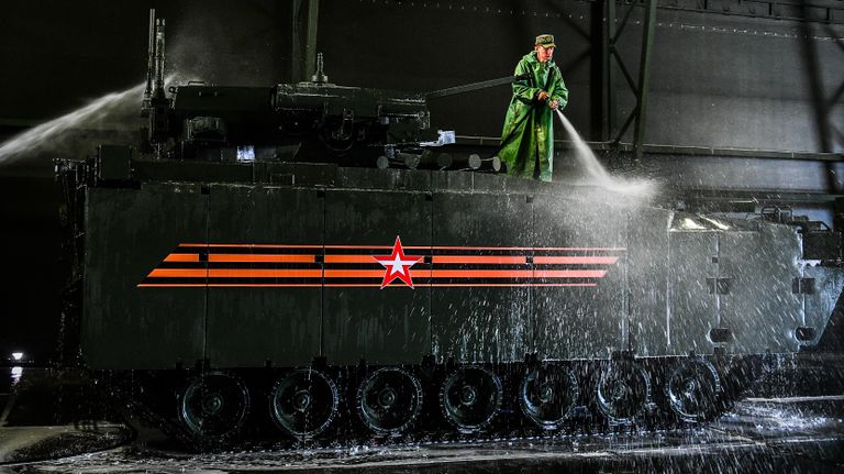 Военнослужащий моет боевую машину пехоты на гусеничной платформе Курганец-25 Военнослужащий моет боевую машину пехоты на гусеничной платформе Курганец-25