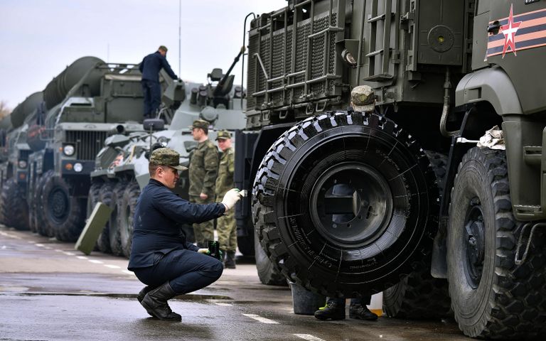 Военнослужащие готовят технику, доставленную в Москву с полигона Алабино, к параду Победы на Красной площади 9 мая Военнослужащие готовят технику, доставленную в Москву с полигона Алабино, к параду Победы на Красной площади 9 мая