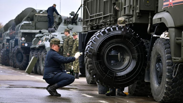 Военнослужащие готовят технику, доставленную в Москву с полигона Алабино, к параду Победы на Красной площади 9 мая Военнослужащие готовят технику, доставленную в Москву с полигона Алабино, к параду Победы на Красной площади 9 мая