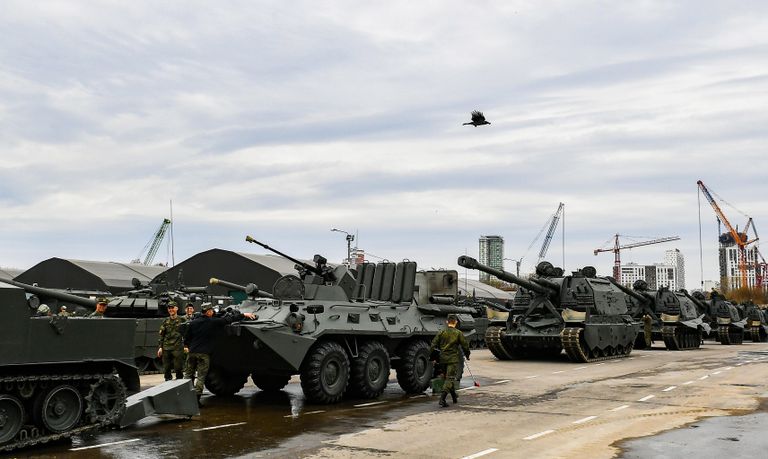 Военная техника, которую доставили в Москву с полигона Алабино для участия в параде Победы на Красной площади 9 мая Военная техника, которую доставили в Москву с полигона Алабино для участия в параде Победы на Красной площади 9 мая