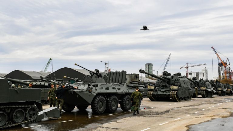Военная техника, которую доставили в Москву с полигона Алабино для участия в параде Победы на Красной площади 9 мая Военная техника, которую доставили в Москву с полигона Алабино для участия в параде Победы на Красной площади 9 мая