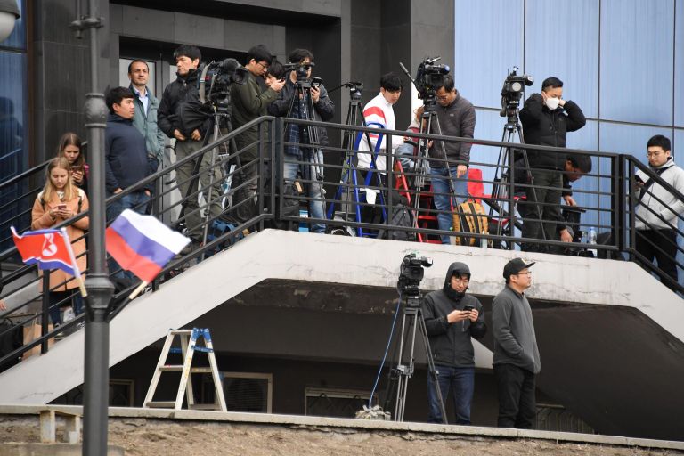 Журналисты на железнодорожном вокзале Владивостока, куда прибудет поезд председателя КНДР Ким Чен Ына Журналисты на железнодорожном вокзале Владивостока, куда прибудет поезд председателя КНДР Ким Чен Ына