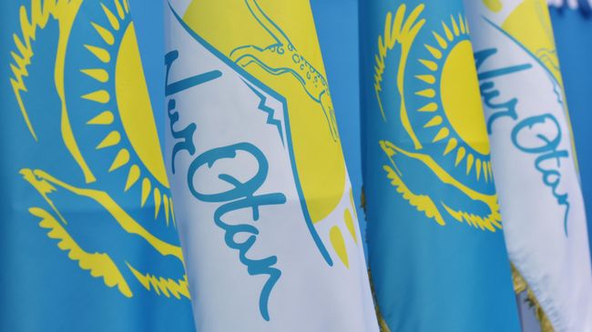 Флаги с символикой партии Нур Отан
