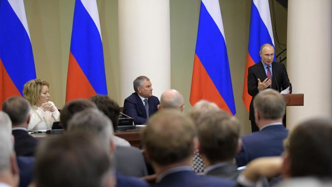 Президент РФ Владимир Путин выступает на встрече с членами Совета законодателей в Таврическом дворце Санкт-Петербурга. 24 апреля 2019 Президент РФ Владимир Путин выступает на встрече с членами Совета законодателей в Таврическом дворце Санкт-Петербурга. 24 апреля 2019