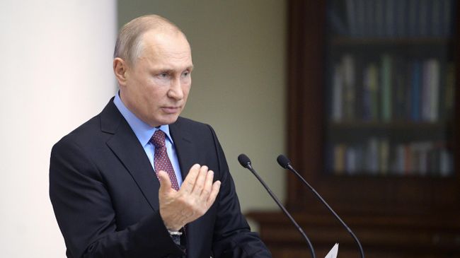 Президент РФ Владимир Путин выступает на встрече с членами Совета законодателей в Таврическом дворце Санкт-Петербурга. 24 апреля 2019 Президент РФ Владимир Путин выступает на встрече с членами Совета законодателей в Таврическом дворце Санкт-Петербурга. 24 апреля 2019