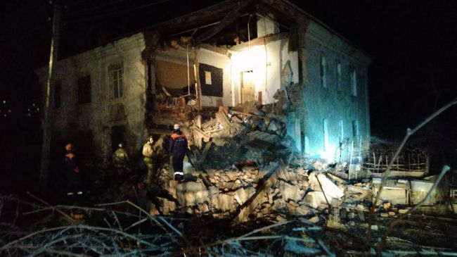 Сотрудники МЧС на месте обрушения угла расселяемого дома в Хабаровске. 24 апреля 2019 Сотрудники МЧС на месте обрушения угла расселяемого дома в Хабаровске. 24 апреля 2019
