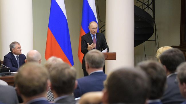 Президент РФ Владимир Путин выступает на встрече с членами Совета законодателей в Таврическом дворце Санкт-Петербурга. 24 апреля 2019 Президент РФ Владимир Путин выступает на встрече с членами Совета законодателей в Таврическом дворце Санкт-Петербурга. 24 апреля 2019