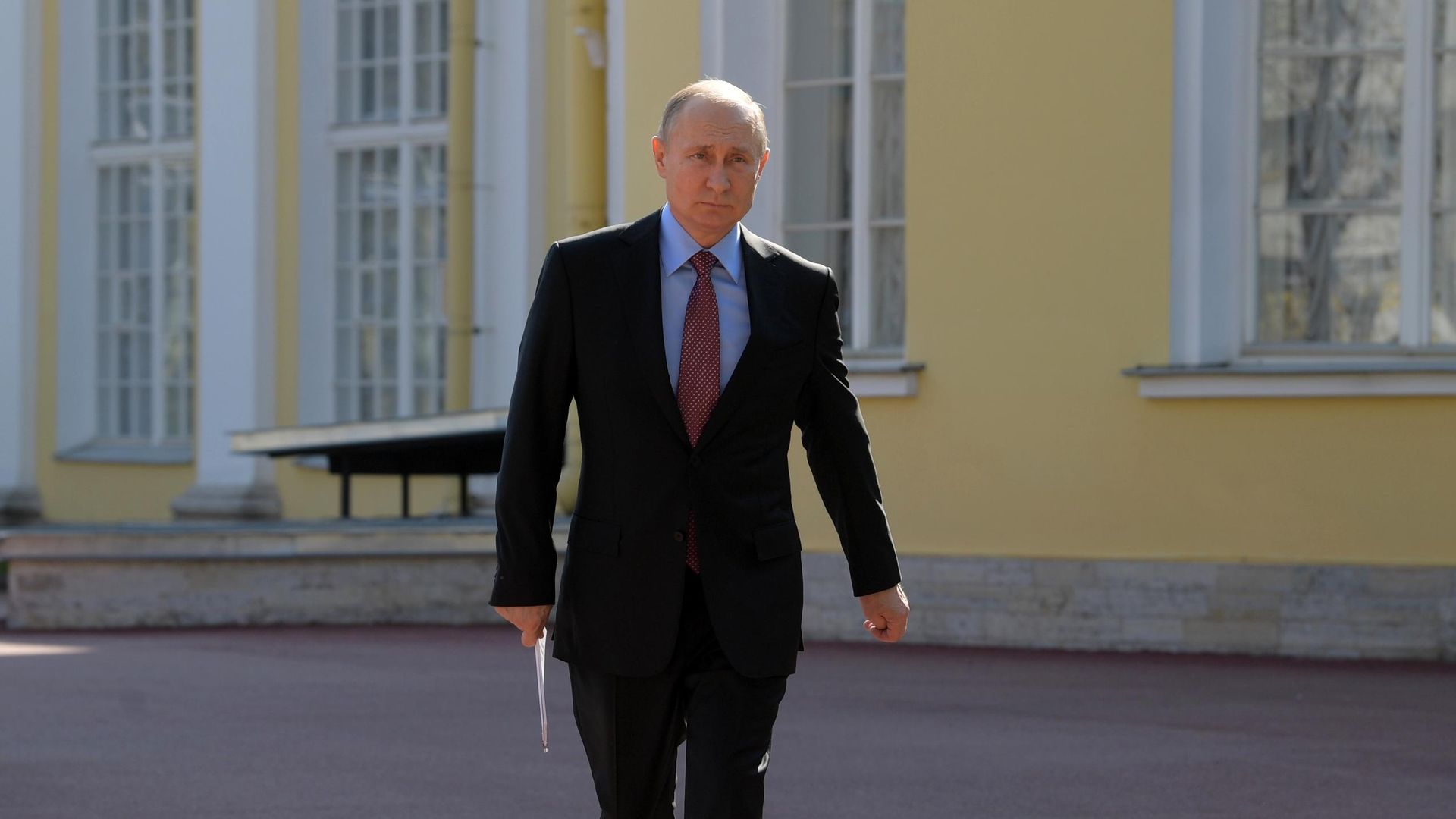 Президент  Владимир Путин перед началом встречи с членами Совета законодателей в Таврическом дворце Санкт-Петербурга.  - РИА Новости, 1920, 27.04.2022