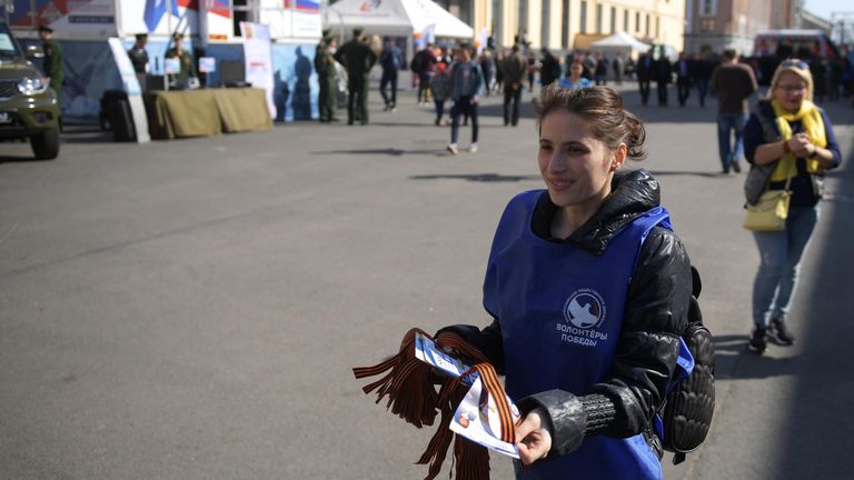 Волонтер раздает георгиевские ленточки в Санкт-Петербурге в рамках ежегодной акции Георгиевская ленточка, посвященной 74-й годовщине Победы в Великой Отечественной войне Волонтер раздает георгиевские ленточки в Санкт-Петербурге в рамках ежегодной акции Георгиевская ленточка, посвященной 74-й годовщине Победы в Великой Отечественной войне