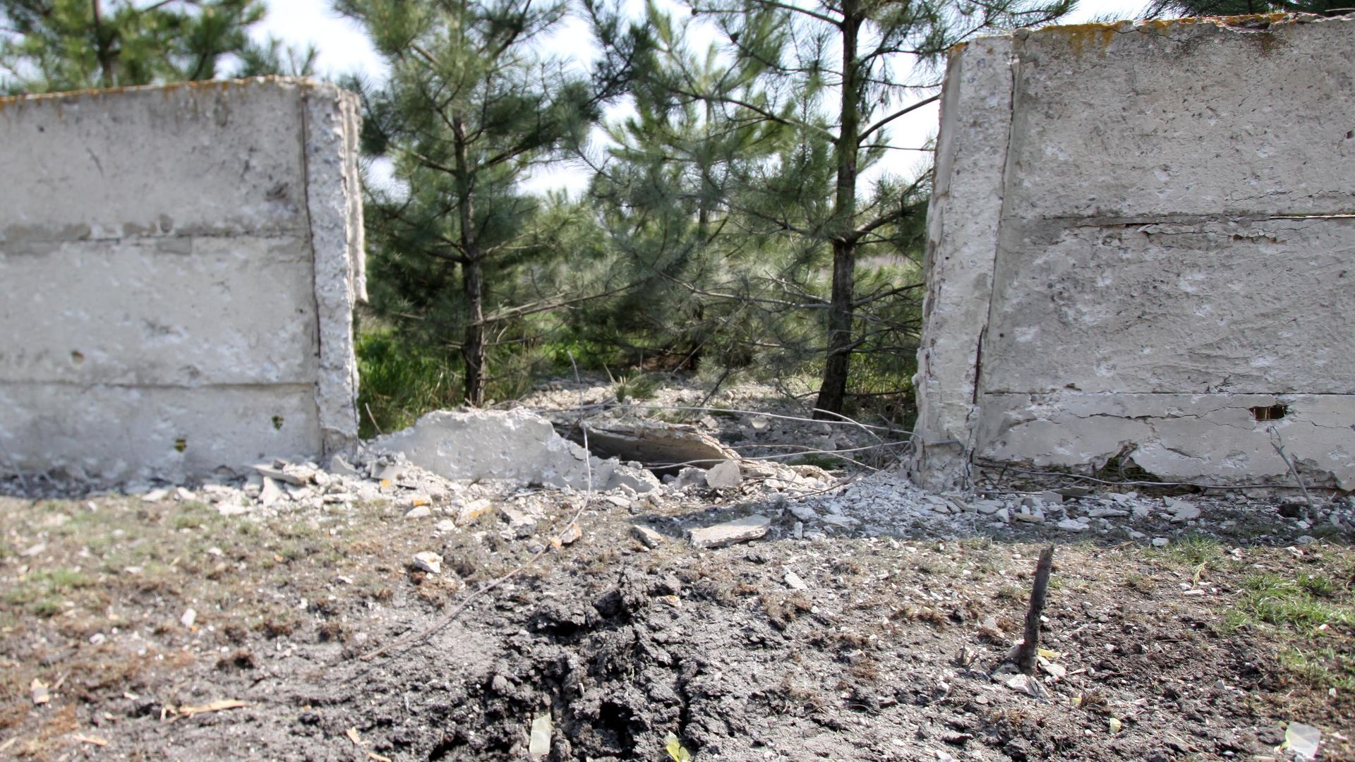 Двор жилого дома, поврежденный в результате артиллерийского обстрела города Докучаевск Донецкой области Двор жилого дома, поврежденный в результате артиллерийского обстрела города Докучаевск Донецкой области - РИА Новости, 1920, 13.06.2022