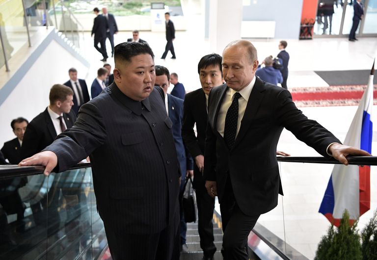 Владимир Путин и председатель Госсовета Корейской Народно-Демократической Республики Ким Чен Ын во время встречи в кампусе ДВФУ во Владивостоке. 25 апреля 2019 Владимир Путин и председатель Госсовета Корейской Народно-Демократической Республики Ким Чен Ын во время встречи в кампусе ДВФУ во Владивостоке. 25 апреля 2019