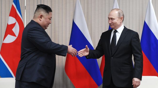 Президент РФ Владимир Путин и председатель Госсовета КНДР Ким Чен Ын во время встречи в кампусе ДВФУ во Владивостоке