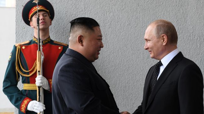 Владимир Путин и председатель Госсовета Корейской Народно-Демократической Республики Ким Чен Ын во время официальной церемонии встречи на площадке перед главным входом одного из корпусов ДВФУ на острове Русский. 25 апреля 2019 Владимир Путин и председатель Госсовета Корейской Народно-Демократической Республики Ким Чен Ын во время официальной церемонии встречи на площадке перед главным входом одного из корпусов ДВФУ на острове Русский. 25 апреля 2019