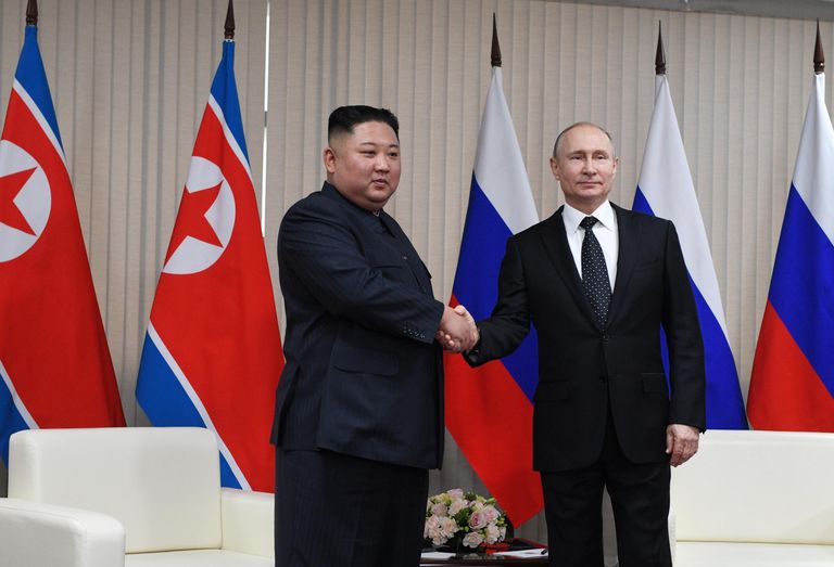 Президент РФ Владимир Путин и председатель Госсовета КНДР во время встречи