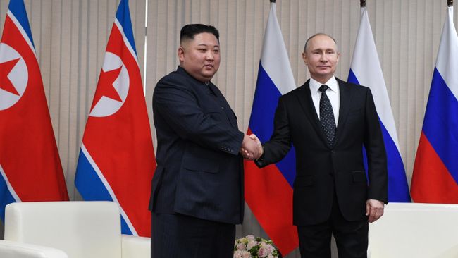 Президент РФ Владимир Путин и председатель Госсовета КНДР во время встречи Президент РФ Владимир Путин и председатель Госсовета КНДР во время встречи