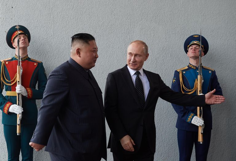 Президент РФ Владимир Путин и председатель Госсовета Корейской Народно-Демократической Республики Ким Чен Ын (второй слева) во время официальной церемонии встречи