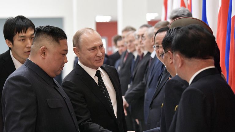 Президент РФ Владимир Путин и председатель Госсовета Корейской Народно-Демократической Республики Ким Чен Ын (слева на первом плане) во время официальной церемонии встречи Президент РФ Владимир Путин и председатель Госсовета Корейской Народно-Демократической Республики Ким Чен Ын (слева на первом плане) во время официальной церемонии встречи