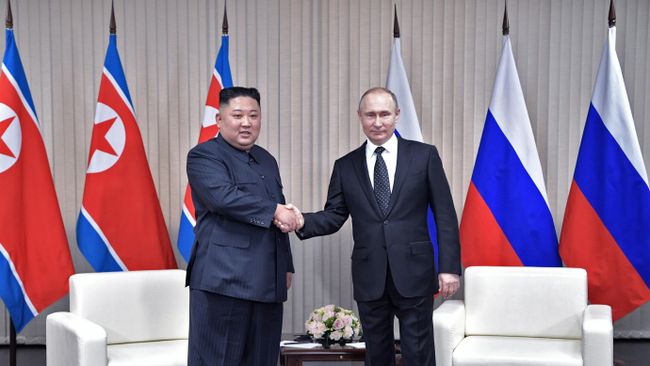 Владимир Путин и председатель Госсовета Корейской Народно-Демократической Республики Ким Чен Ын (слева) во время встречи Владимир Путин и председатель Госсовета Корейской Народно-Демократической Республики Ким Чен Ын (слева) во время встречи