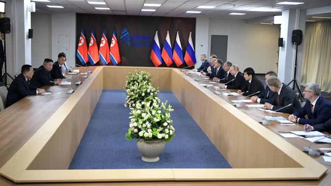 Президент РФ Владимир Путин и председатель Госсовета Корейской Народно-Демократической Республики Ким Чен Ын (второй слева) во время российско-корейских переговоров в широком составе Президент РФ Владимир Путин и председатель Госсовета Корейской Народно-Демократической Республики Ким Чен Ын (второй слева) во время российско-корейских переговоров в широком составе