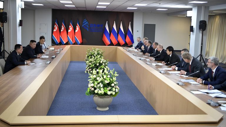 Президент РФ Владимир Путин и председатель Госсовета Корейской Народно-Демократической Республики Ким Чен Ын (второй слева) во время российско-корейских переговоров в широком составе Президент РФ Владимир Путин и председатель Госсовета Корейской Народно-Демократической Республики Ким Чен Ын (второй слева) во время российско-корейских переговоров в широком составе