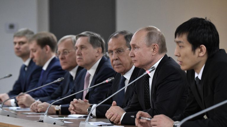 Президент РФ Владимир Путин во время российско-корейских переговоров в широком составе с председателем Госсовета Корейской Народно-Демократической Республики Ким Чен Ыном Президент РФ Владимир Путин во время российско-корейских переговоров в широком составе с председателем Госсовета Корейской Народно-Демократической Республики Ким Чен Ыном