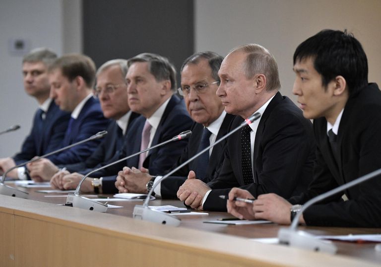 Президент РФ Владимир Путин во время российско-корейских переговоров в широком составе с председателем Госсовета Корейской Народно-Демократической Республики Ким Чен Ыном Президент РФ Владимир Путин во время российско-корейских переговоров в широком составе с председателем Госсовета Корейской Народно-Демократической Республики Ким Чен Ыном