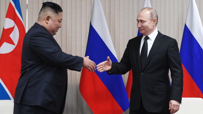 Президент РФ Владимир Путин и председатель Госсовета Корейской Народно-Демократической Республики Ким Чен Ын (слева) во время встречи Президент РФ Владимир Путин и председатель Госсовета Корейской Народно-Демократической Республики Ким Чен Ын (слева) во время встречи