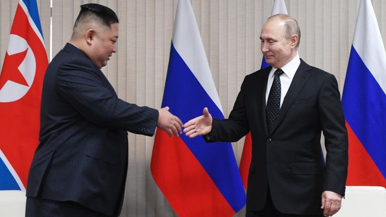 Президент РФ Владимир Путин и председатель Госсовета Корейской Народно-Демократической Республики Ким Чен Ын (слева) во время встречи Президент РФ Владимир Путин и председатель Госсовета Корейской Народно-Демократической Республики Ким Чен Ын (слева) во время встречи