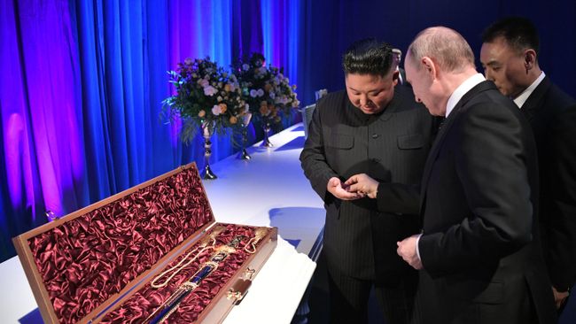 Лидер КНДР Ким Чен Ын подарил президенту России Владимиру Путину корейский меч Лидер КНДР Ким Чен Ын подарил президенту России Владимиру Путину корейский меч