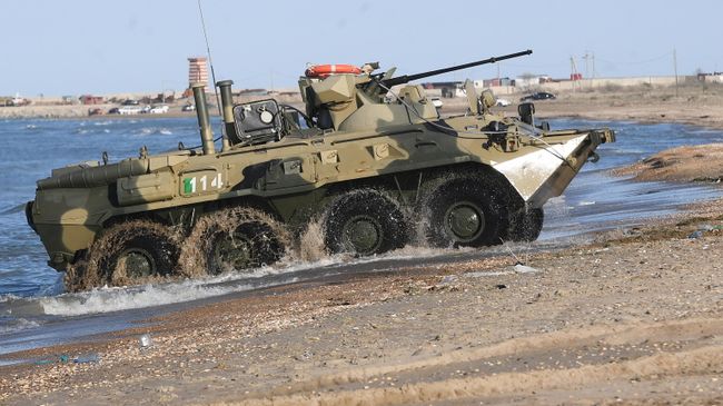 Бронетранспортер БТР-82А во время учений подразделений морской пехоты по удержанию участка морского побережья при поддержке армейской авиации на полигоне Скорпион Бронетранспортер БТР-82А во время учений подразделений морской пехоты по удержанию участка морского побережья при поддержке армейской авиации на полигоне Скорпион