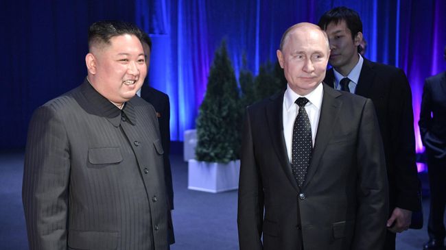 Президент РФ Владимир Путин и председатель Госсовета КНДР Ким Чен Ын во время встречи во Владивостоке Президент РФ Владимир Путин и председатель Госсовета КНДР Ким Чен Ын во время встречи во Владивостоке