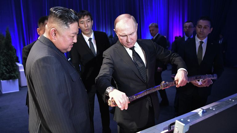 Лидер КНДР Ким Чен Ын подарил президенту России Владимиру Путину корейский меч Лидер КНДР Ким Чен Ын подарил президенту России Владимиру Путину корейский меч