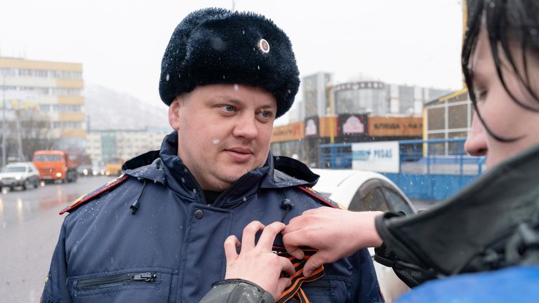 Волонтер раздает георгиевские ленточки в Петропавловске-Камчатском в рамках ежегодной акции Георгиевская ленточка, посвященной 74-й годовщине Победы в Великой Отечественной войне Волонтер раздает георгиевские ленточки в Петропавловске-Камчатском в рамках ежегодной акции Георгиевская ленточка, посвященной 74-й годовщине Победы в Великой Отечественной войне
