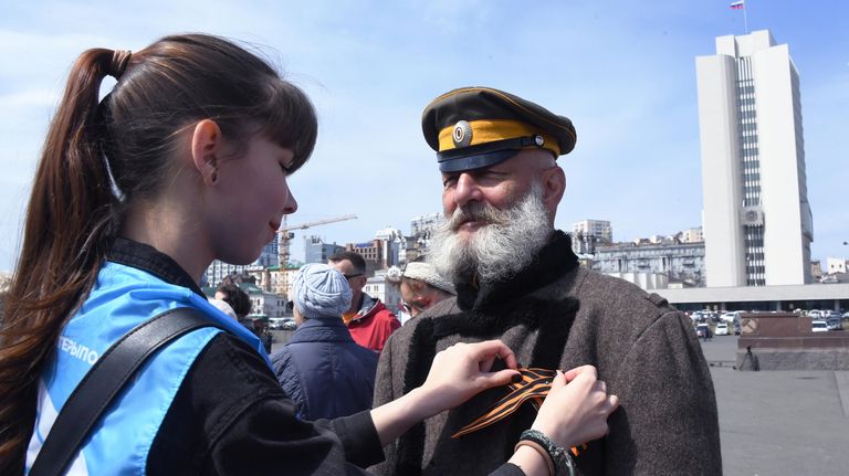 Волонтер раздает георгиевские ленточки во Владивостоке в рамках ежегодной акции Георгиевская ленточка, посвященной 74-й годовщине Победы в Великой Отечественной войне Волонтер раздает георгиевские ленточки во Владивостоке в рамках ежегодной акции Георгиевская ленточка, посвященной 74-й годовщине Победы в Великой Отечественной войне