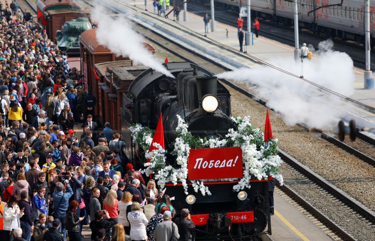 Жители Белгорода во время встречи Поезда Победы Жители Белгорода во время встречи Поезда Победы