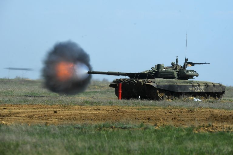 Танк Т-90 во время учений на полигоне Прудбой в Волгоградской области Танк Т-90 во время учений на полигоне Прудбой в Волгоградской области