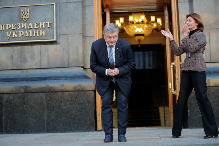Президент Украины Петр Порошенко приветствует своих сторонников в Киеве. 22 апреля 2019 Президент Украины Петр Порошенко приветствует своих сторонников в Киеве. 22 апреля 2019
