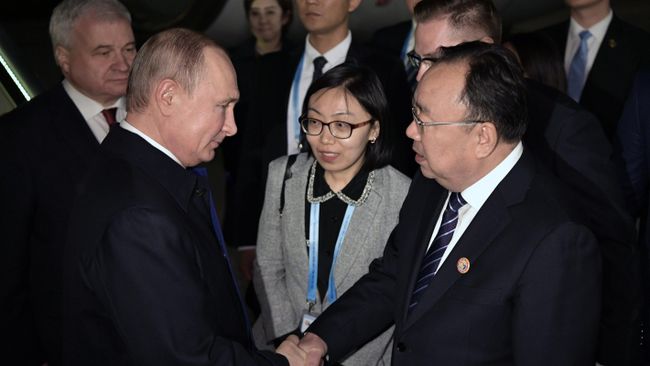 Президент РФ Владимир Путин, прибывший с рабочим визитом в КНР, в аэропорту Пекина. 25 апреля 2019 Президент РФ Владимир Путин, прибывший с рабочим визитом в КНР, в аэропорту Пекина. 25 апреля 2019