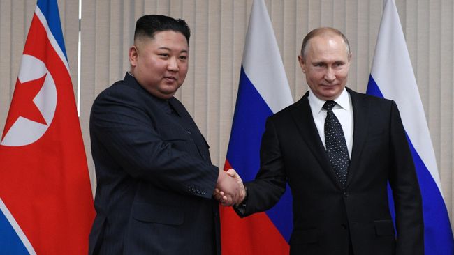 Президент РФ Владимир Путин и председатель Госсовета КНДР Ким Чен Ын во время встречи во Владивостоке Президент РФ Владимир Путин и председатель Госсовета КНДР Ким Чен Ын во время встречи во Владивостоке