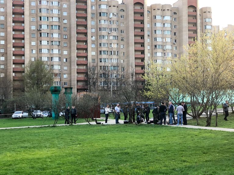 Сотрудники оперативных служб на месте обнаружения тел двух мужчин у станции метро Новые Черемушки Сотрудники оперативных служб на месте обнаружения тел двух мужчин у станции метро Новые Черемушки
